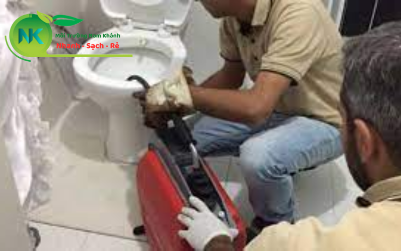 thông bồn cầu 2